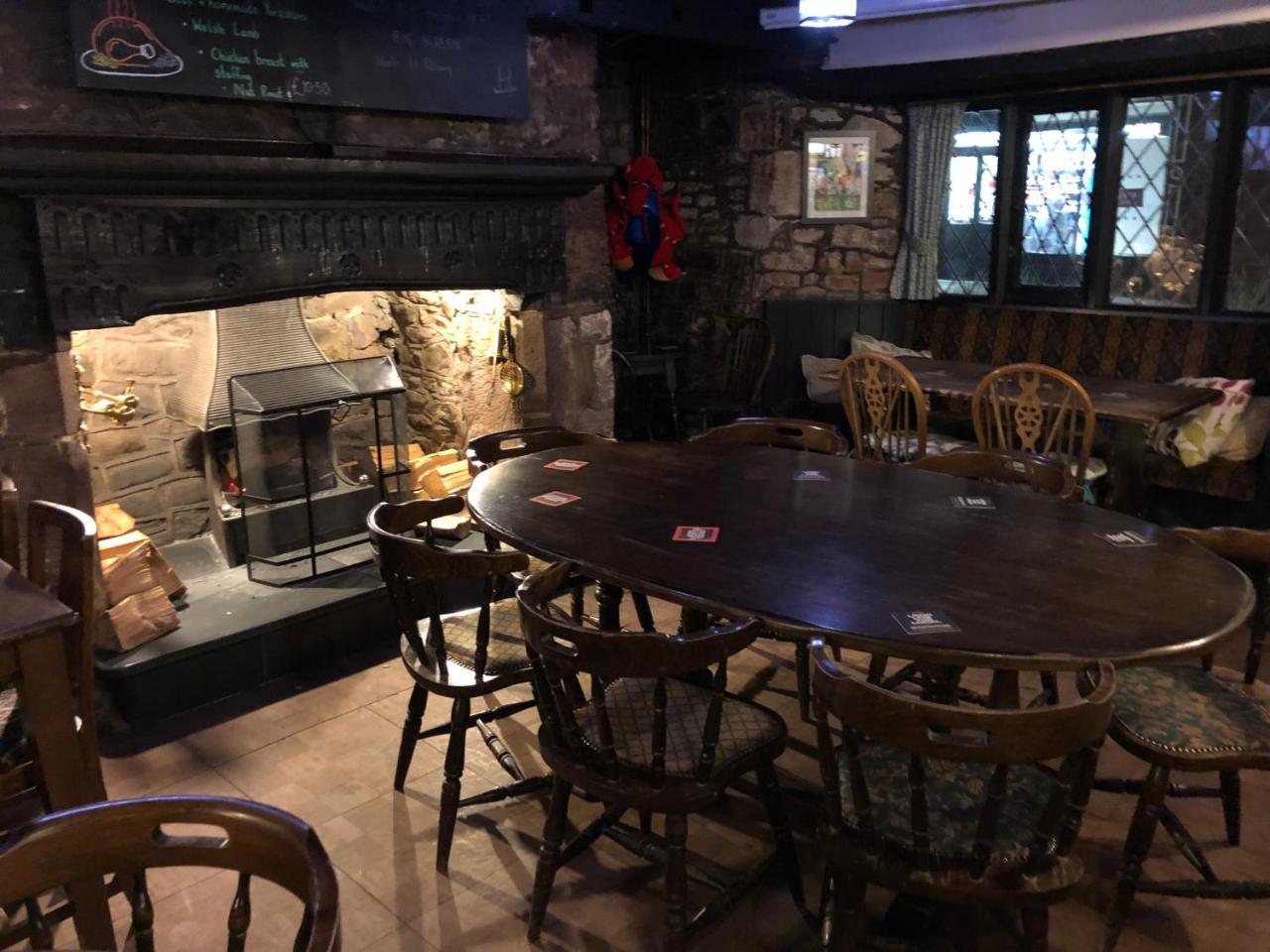 The Crosskeys Inn Usk Eksteriør billede